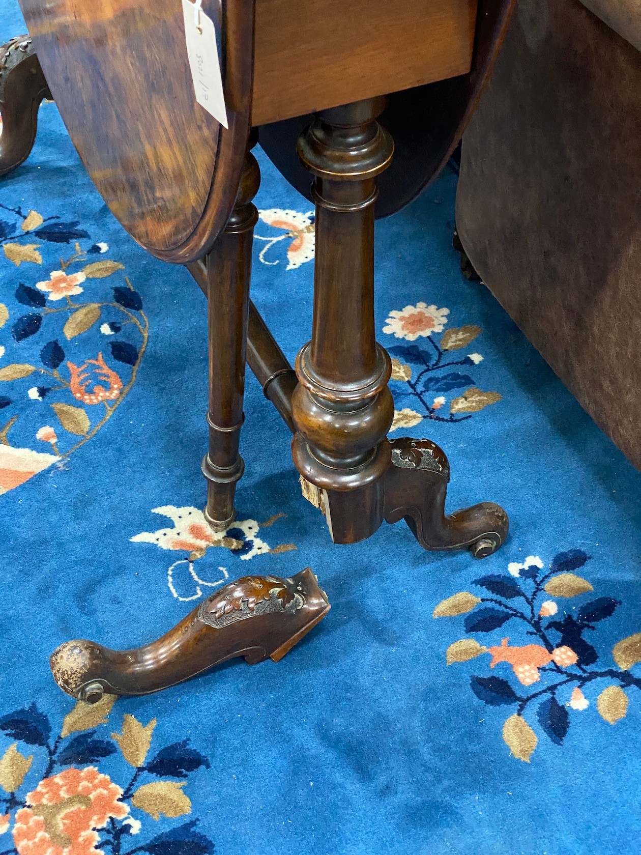 A Victorian figured walnut Sutherland table, width 89cm, depth 19cm, height 70cm